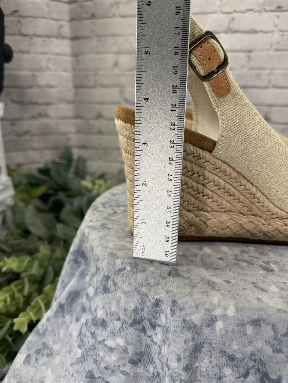 TOMS “Camilla” Beige & Gold Metallic Canvas Open-Toe Wedge Sandals WMS 6M☀️EUC - Picture 10 of 12